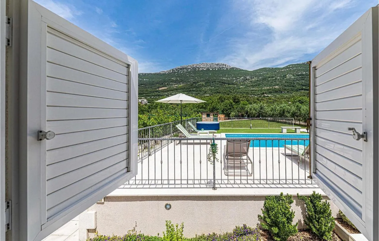 Holiday home Nice Home In Kastel Luksic With Wifi