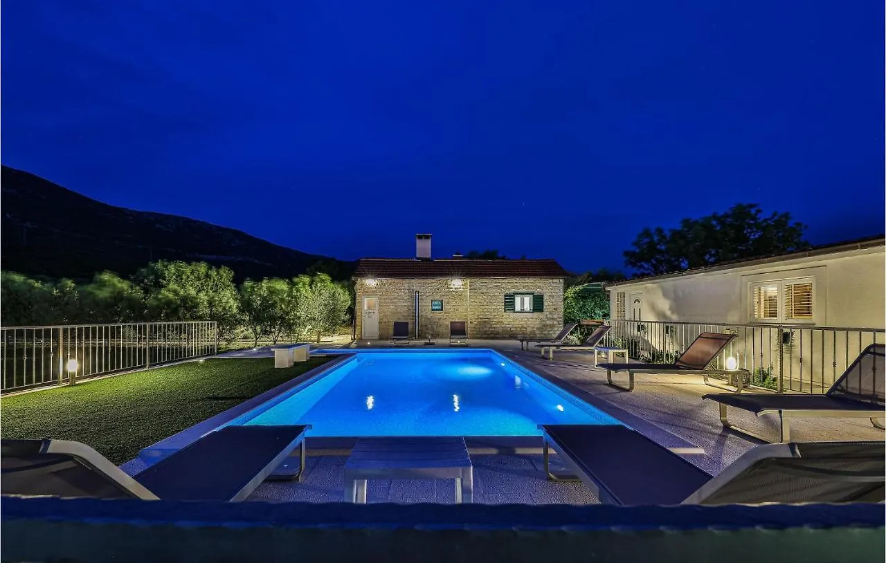 Nice Home In Kastel Luksic With Wifi