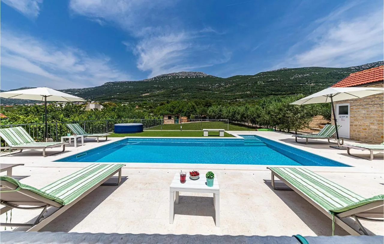 Holiday home Nice Home In Kastel Luksic With Wifi