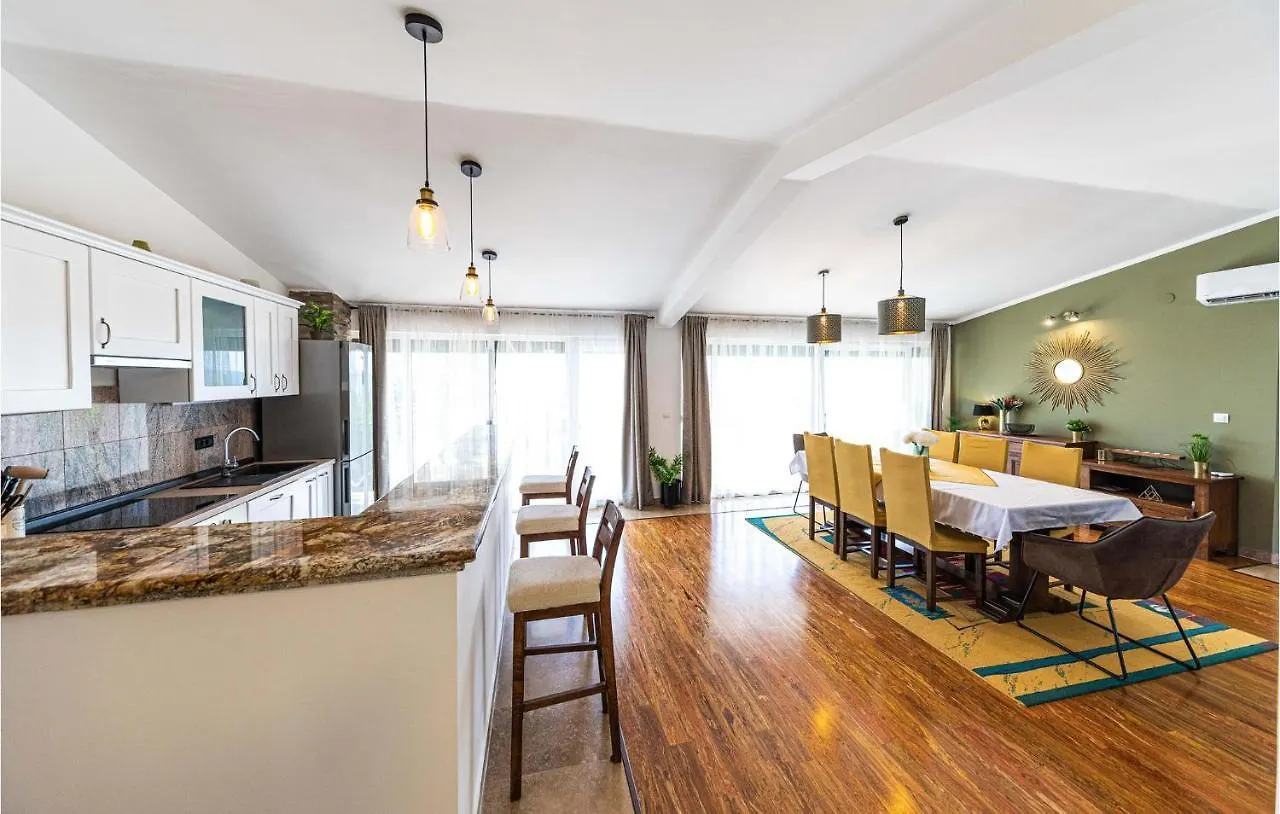 Nice Home In Kastel Luksic With Wifi Holiday home