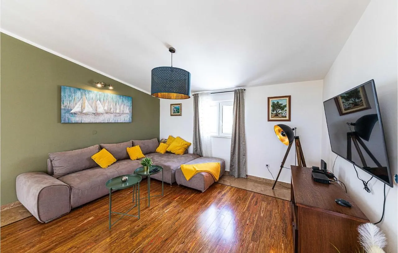 Nice Home In Kastel Luksic With Wifi Holiday home