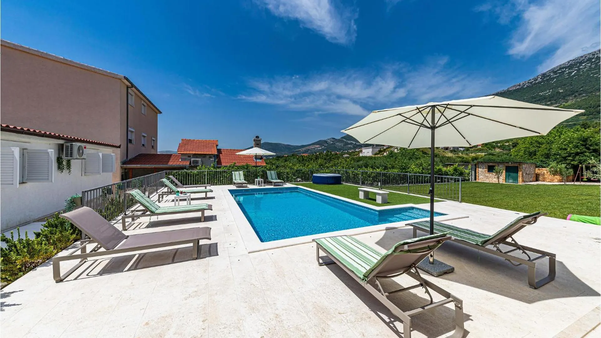 Nice Home In Kastel Luksic With Wifi