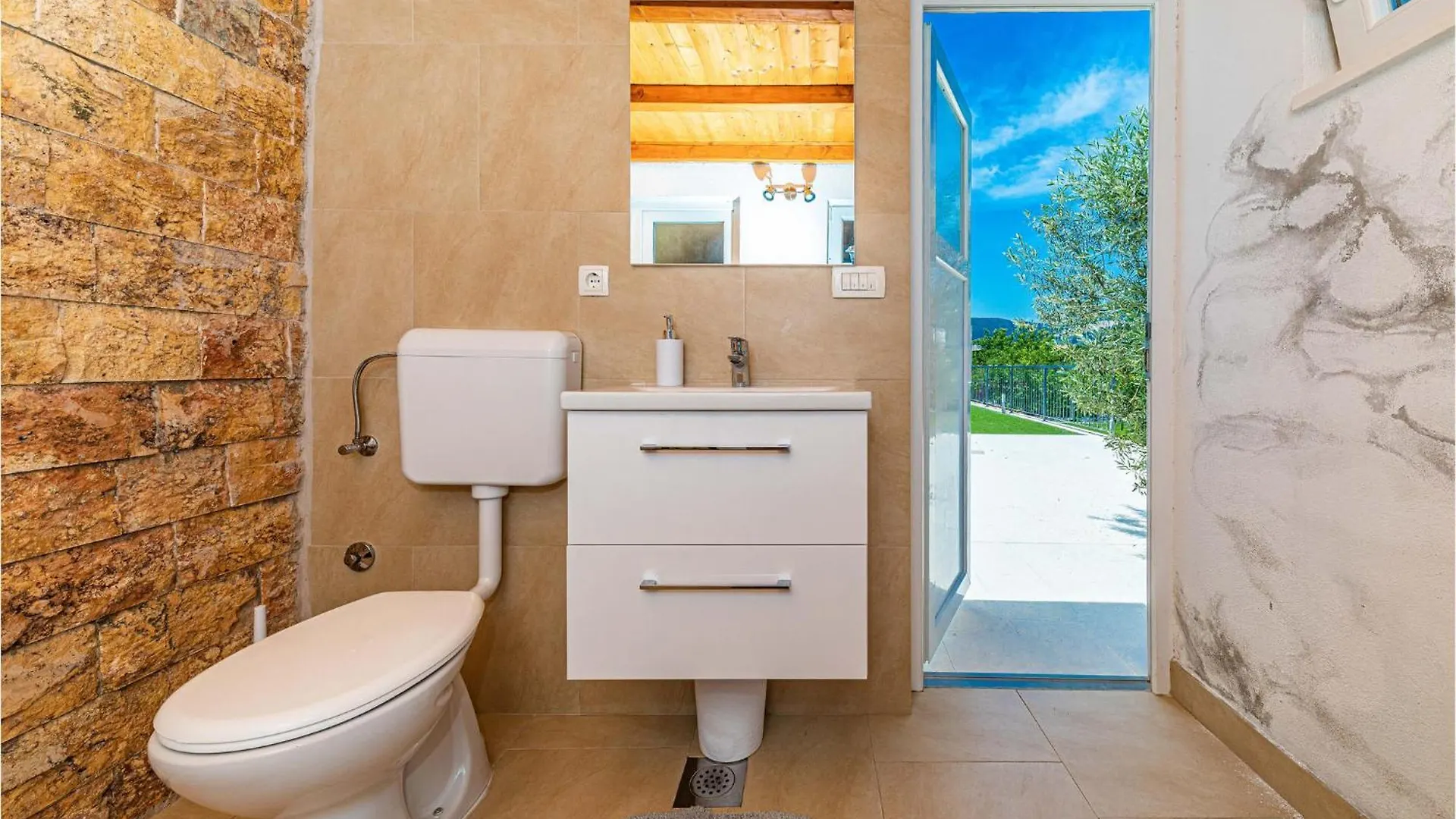 Nice Home In Kastel Luksic With Wifi 0*,