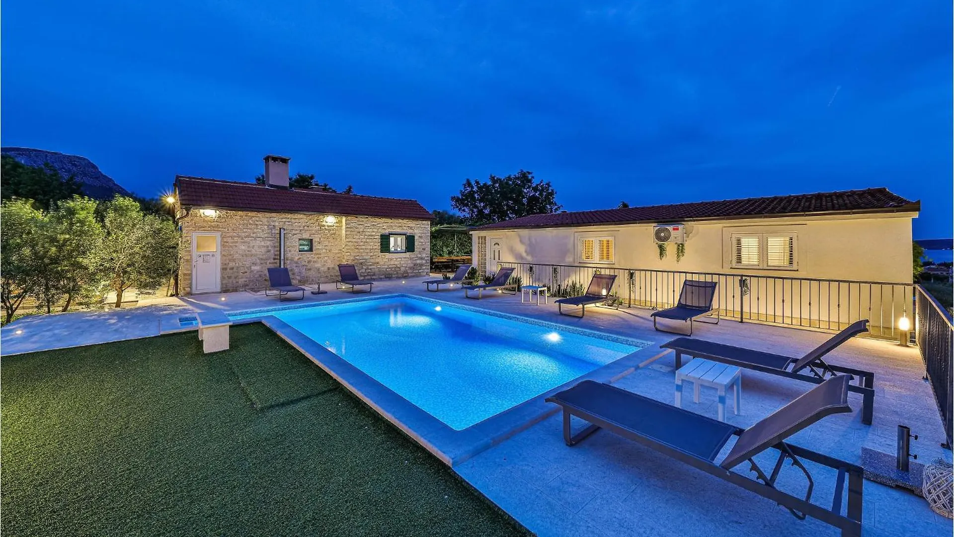 Nice Home In Kastel Luksic With Wifi Holiday home