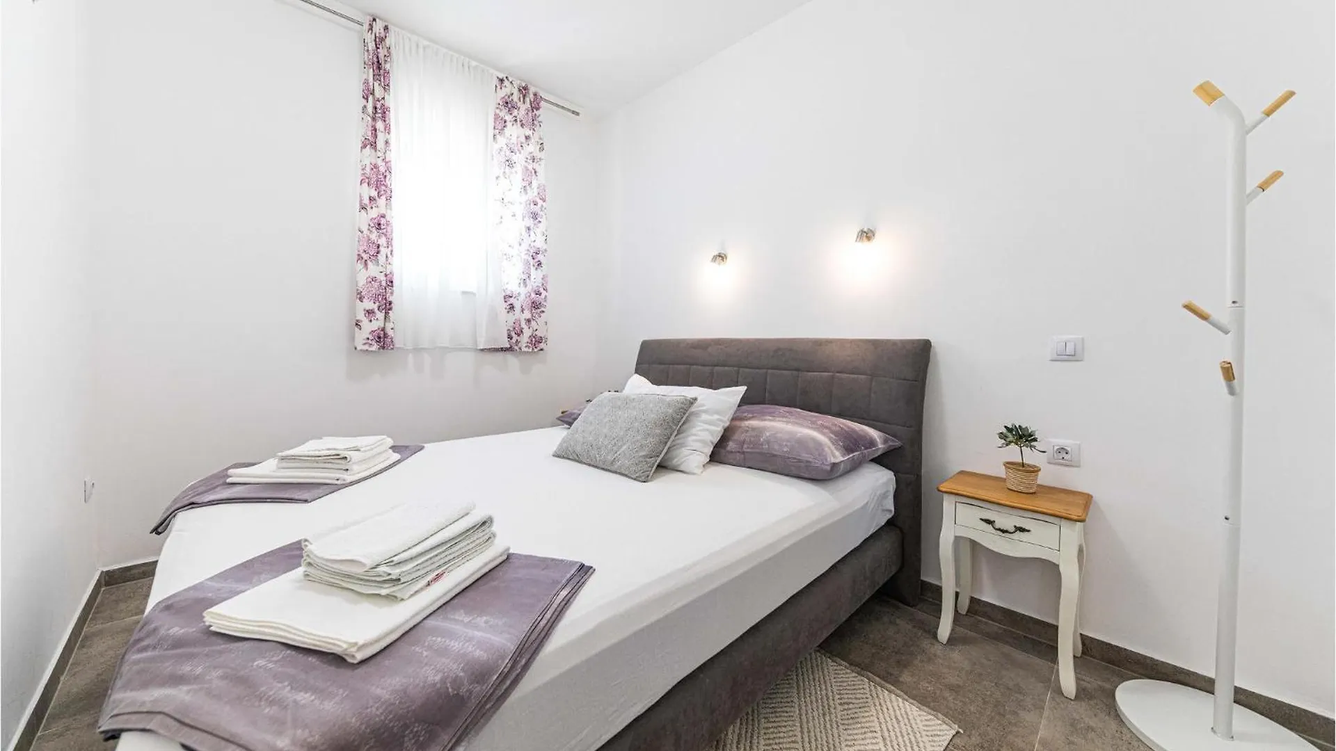 Nice Home In Kastel Luksic With Wifi